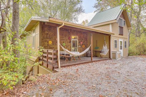 Paris House | Romantic Pondside Escape: Country Cottage in Paris