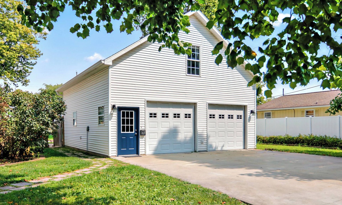 Lincoln Apartment | Safe, No Cleaning Fee, Fully Furnished Detached Garage Guesthouse