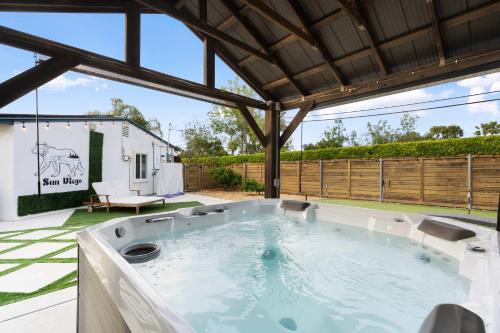 North Clairemont House | San Diego Chill House with Jacuzzi-Golf-Game Room