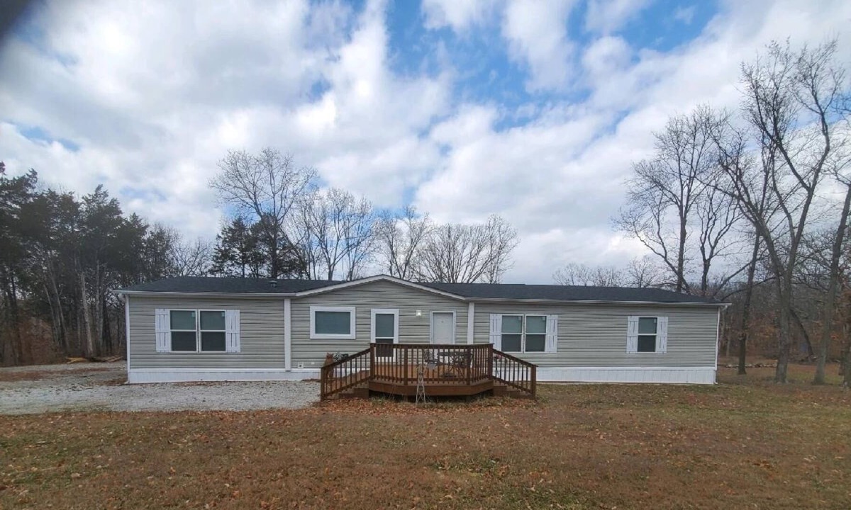 Santa Fe House | Secluded 6 acre home, minutes from Jellystone Water Park & Mark Twain Lake