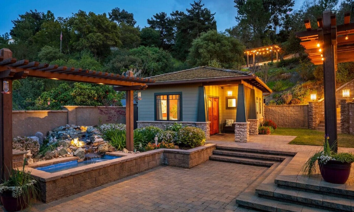 University City House | Secluded Garden Cottage Walk to Shops + 55” TV