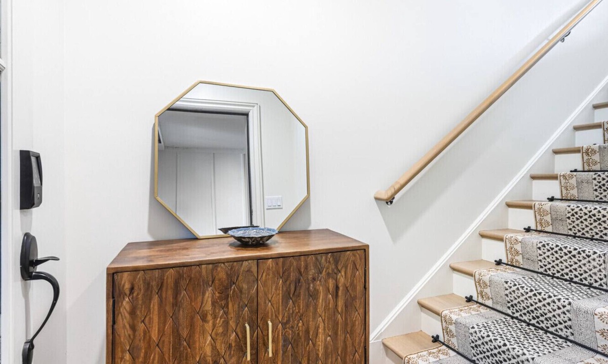 Summerhill Villa | Second Floor Balcony | EV Charger |King Bed