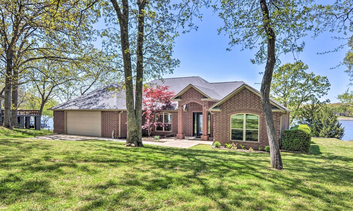 Cleora House | Serene Lakefront Retreat w/Dock in Duck Creek!