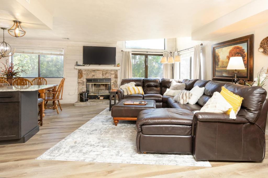 Seven Springs Apartment | Seven Springs Meadowridge 3 Bedroom Premier Condo - Sleeps 10, Pet Friendly!