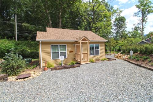 Bryson City Villa | Shady Getaway Beautiful Modern near the Heart of Bryson City
