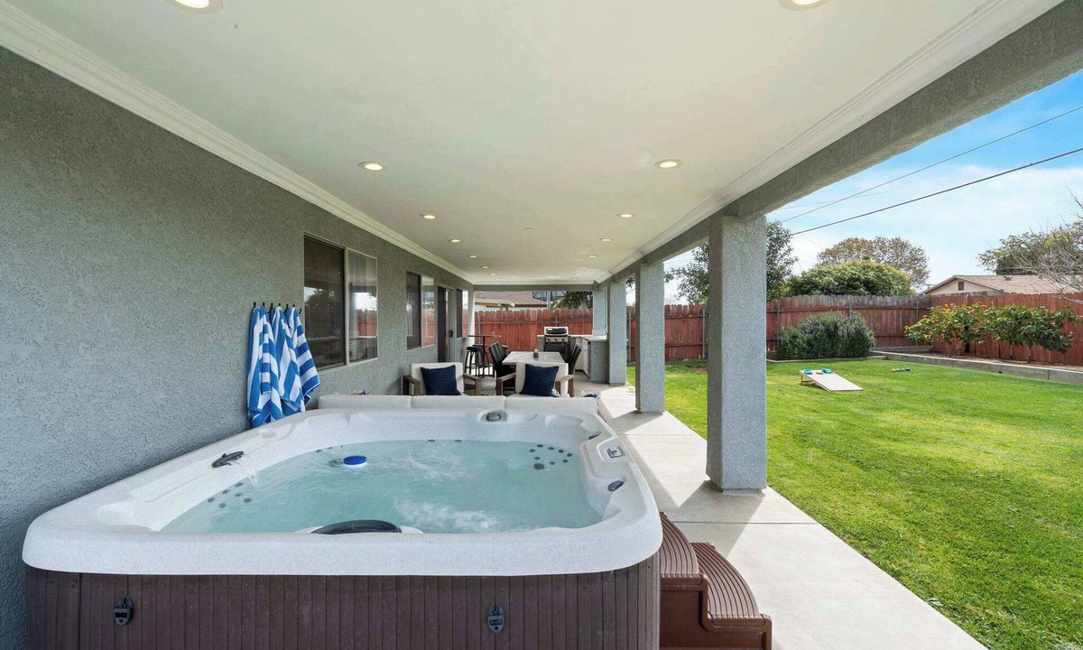 North Clairemont House | Spacious 4BR Outdoor Kitchen, Hot Tub & Fun
