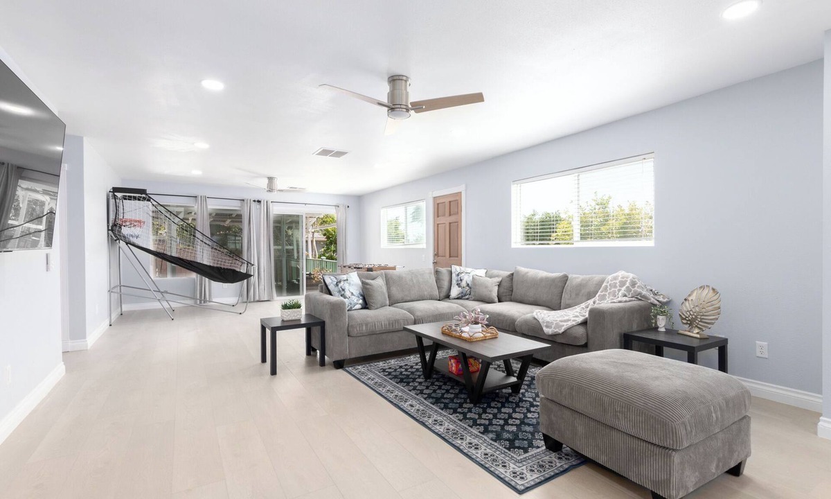 Linda Vista House | Spacious 5-bedroom house in San Diego with Games, BBQ, POOL TABLE, WiFi, AC