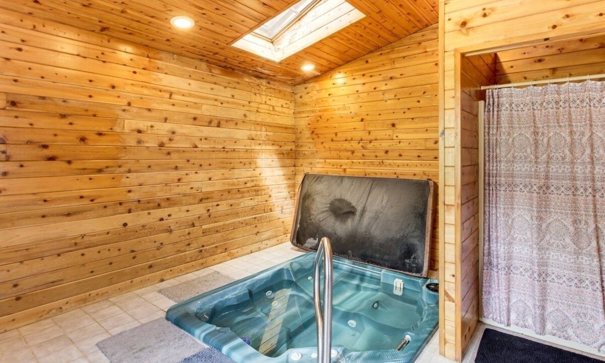 Onamia House | Spacious 6 bedroom house, AC, fitness room in charming cove Bay Area
