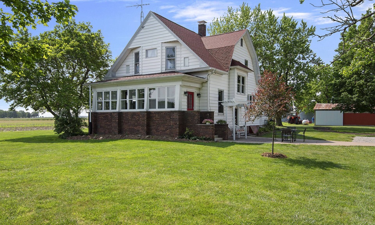 Cornland House | Spacious farmhouse located 9 miles from Taylorville, 15 miles from Springfield.