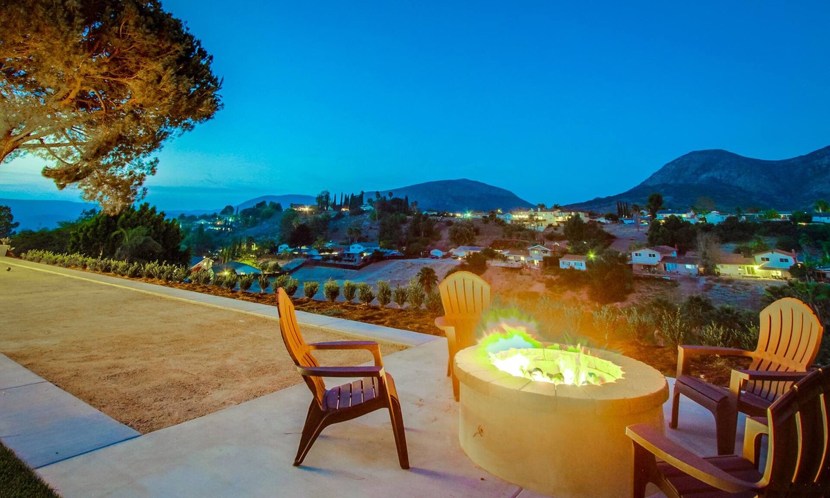 San Carlos House | Spacious home with incredible backyard views