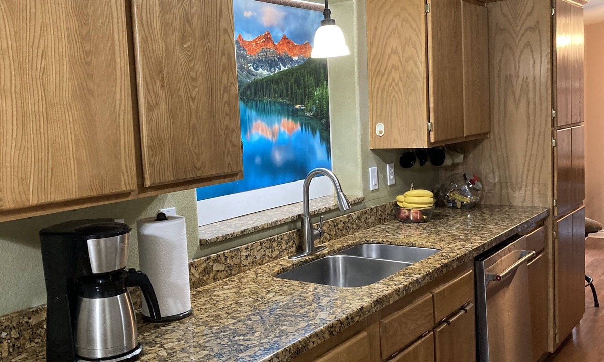 Mount Pleasant House | Spacious Mountain Home 5 min from trails, hiking, SUV, fishing
