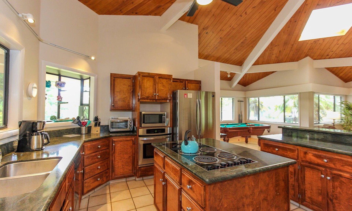 Bayview House | Spacious Poipu Vacation Home Sleeps 6 Walk to Beach w/pool table