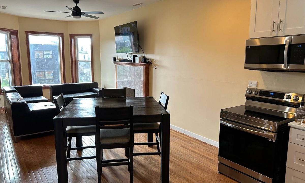Woodlawn Condo | Spacious Three Bedroom Condo near University of Chicago