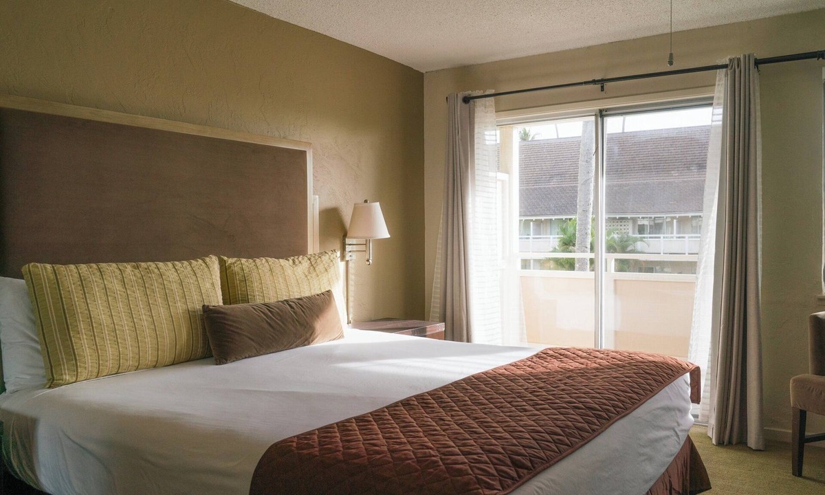 Wailua Hotel | Spacious Unit with Full Kitchen, Free Parking, Outdoor Swimming Pool!