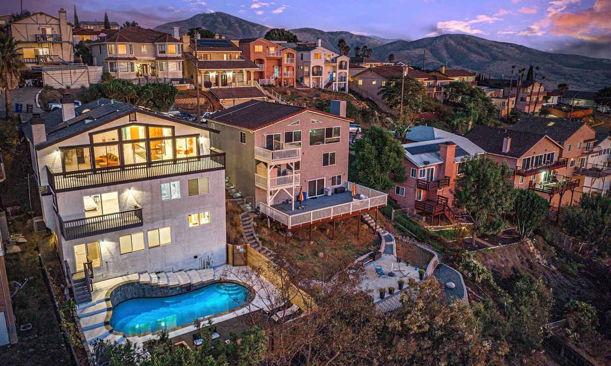 La Presa House | Spring Valley Retreat with Panoramic Views
