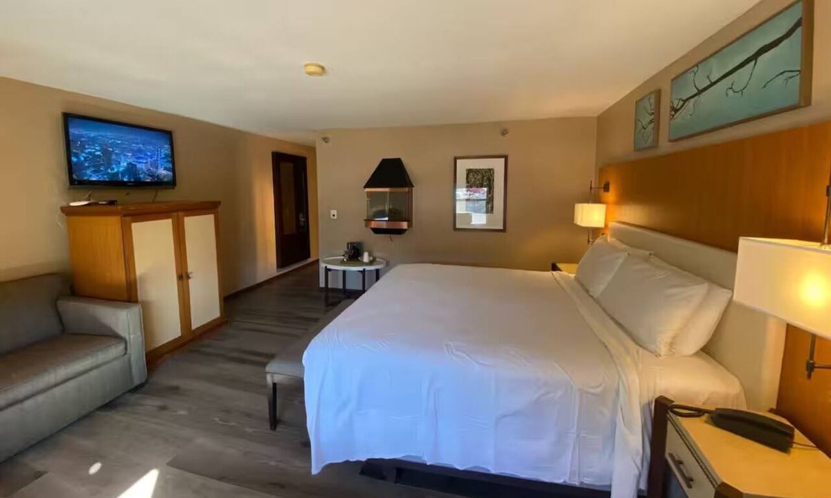 Mount Charleston Hotel | Standard King at The Retreat on Charleston Peak – Year-Round Adventures
