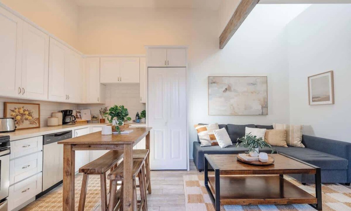 Mission Hills House | Sunny City Escape | Walkable | Mins to Everywhere!