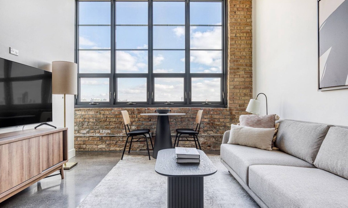 Sheffield Neighbors Apartment | Sunny Lincoln Park 2BR w/Lounge, Roof & Gym, near DePaul, by Blueground