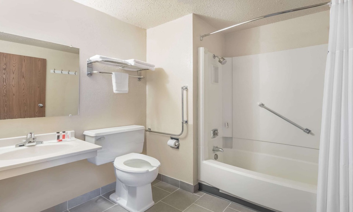 Devils Lake Hotel | Super 8 by Wyndham Devils Lake