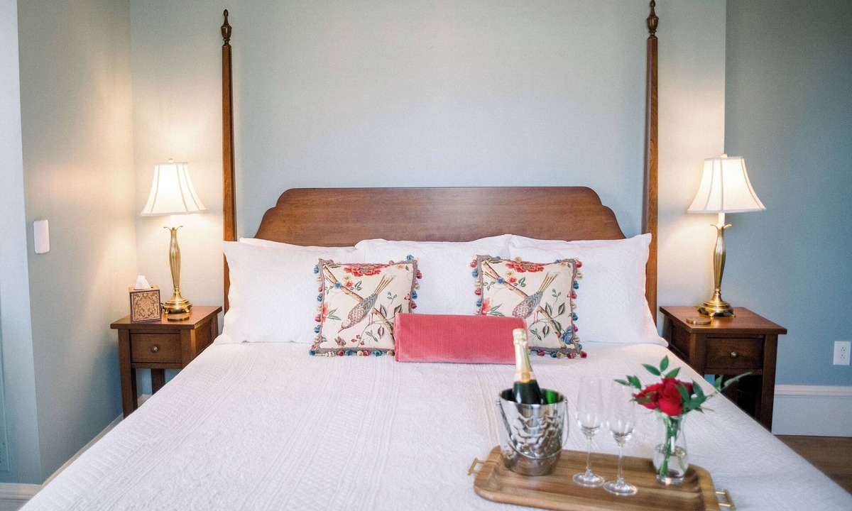 Millersburg Hotel | The Captain's Suite: Elegant & Historic Estate Stay at Mustard Seed Hill