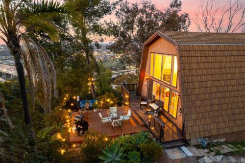 Mission Valley Ski Chalet | The SeaBarn Retreat | Hot Tub & Panoramic Views
