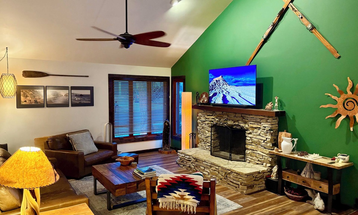 Columbia House | The Stone & Bridge: Close to MKT Trail & Dog Park, Dining, Groceries & I-70