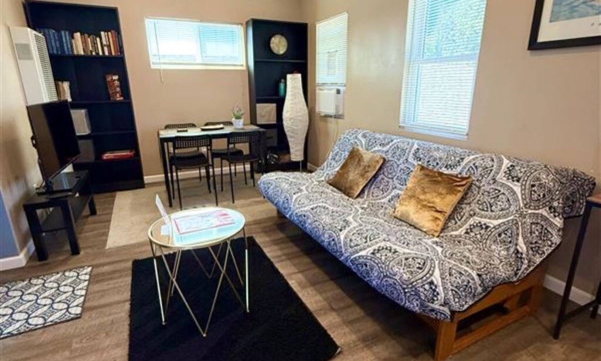 Clairemont Mesa West Apartment | The studio apartment in Clairemont - New AC unit