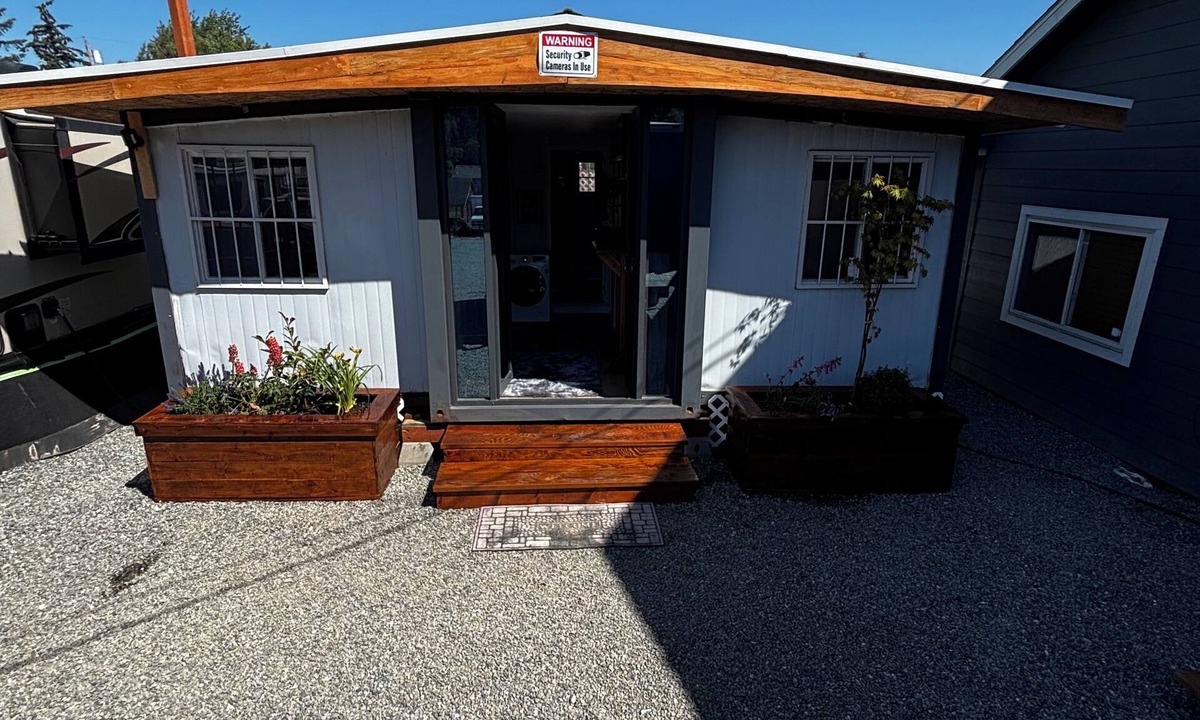 Fort Lewis House | Tiny home available in Algona Pacific. Right off of 167 close to amenities.