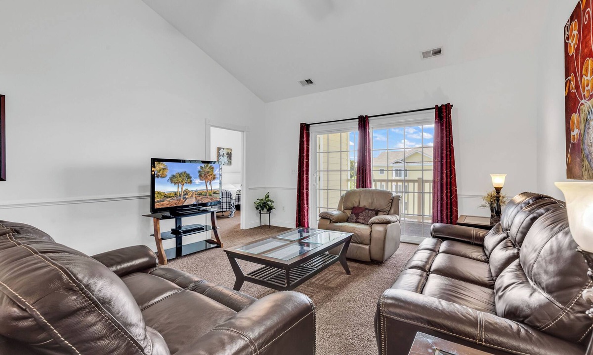 Central Myrtle Beach Villa | Top-Floor Myrtlewood Condo 2BR 4 Beds 2 full Baths with Elevator