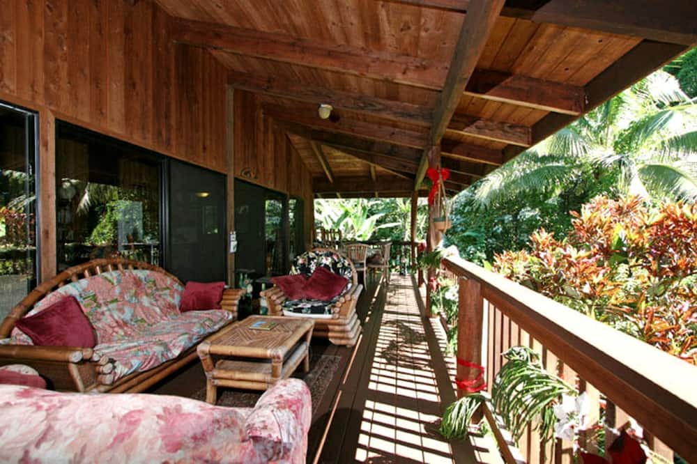Kapoho House | Tropical Lodge Getaway Nestled on an Organic Farm in Pahoa, Hawaii