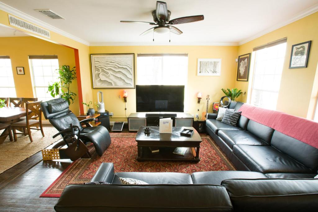 East Cesar Chavez House | Ultramodern, High-tech House an Eight-Min Walk to Rainey St