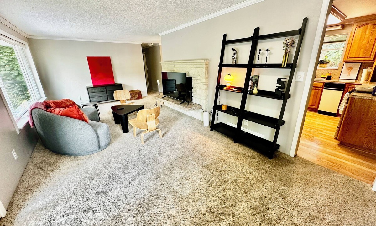 Federal Way House | Unit surrounded by trees Washer and Dryer + Pet friendly!
