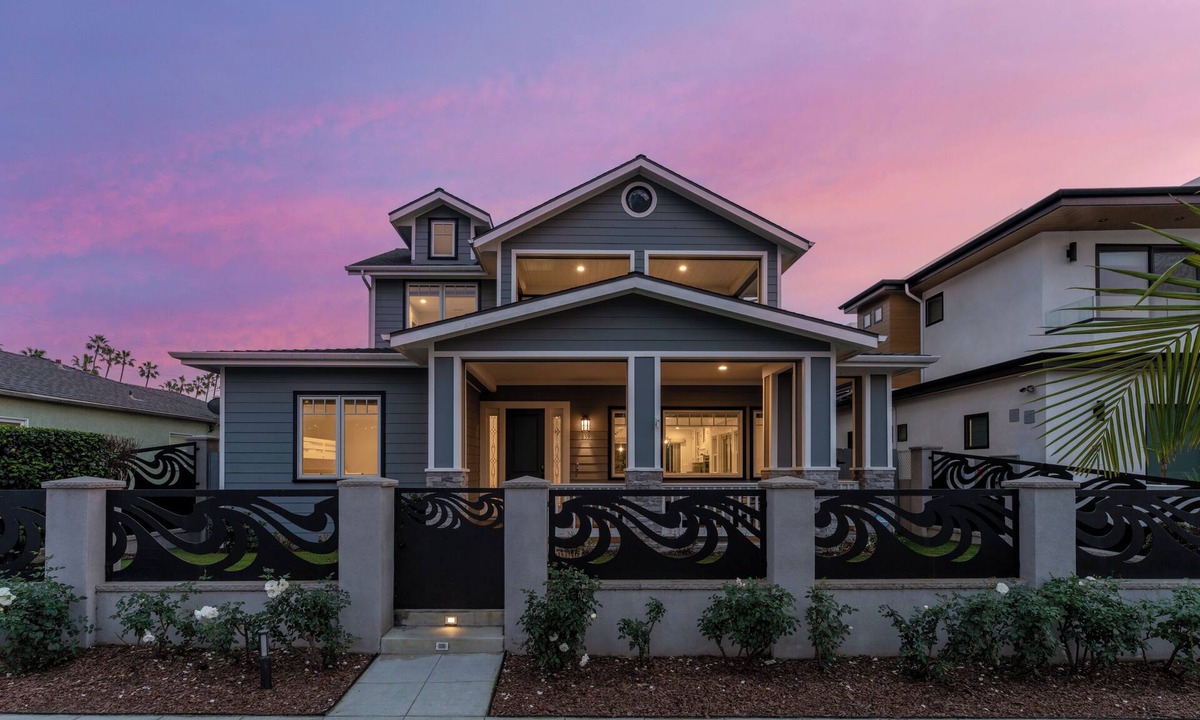 Crown Point House | Unmatched Beach House 1 Block from Waters Edge
