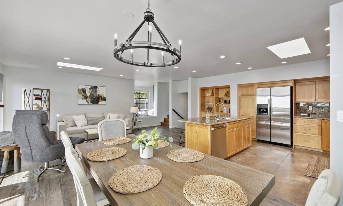 Del Mar Heights House | Updated, bright End Unit. 2 bed, 2 bath retreat. Amazing Views, Walk to beach.