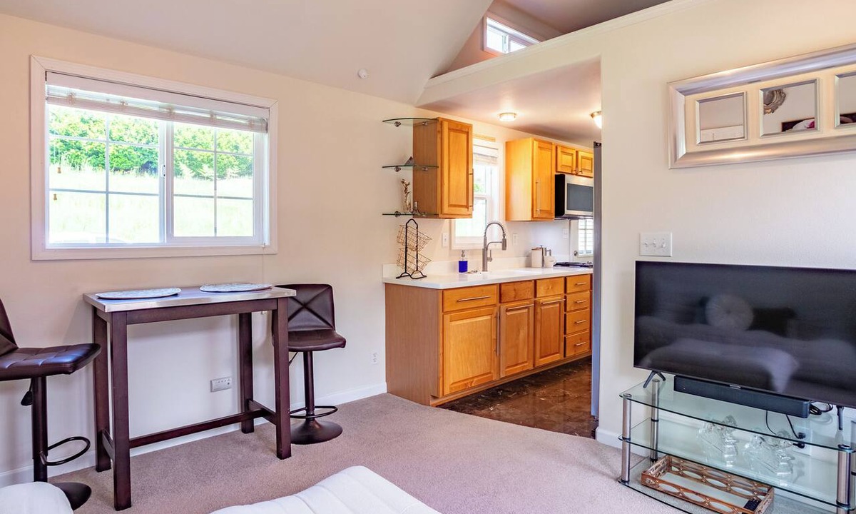 Arlington Cottage | Upscale Riverfront Getaway Cottage