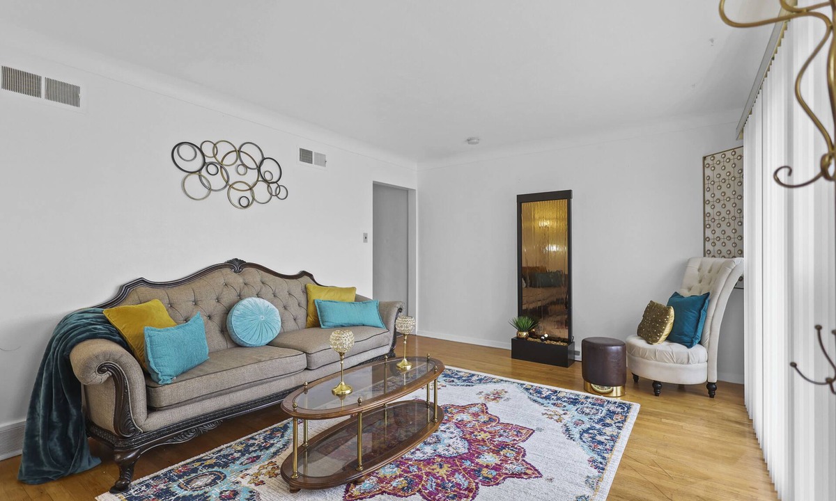 Normandy House | Very Spacious Duplex 7 minutes from ST. LOUIS AIRPORT and METROPOLITAN area!