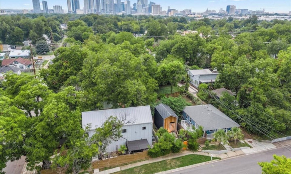 Holly Villa | Walkable 3-home 3,800 sq-ft Villa