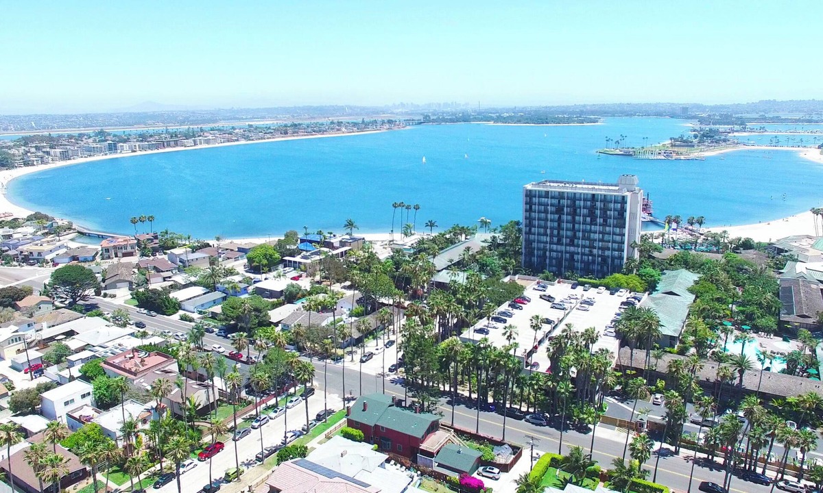 Crown Point House | Water Views Spacious 4-bedroom house in lovely San Diego with WiFi