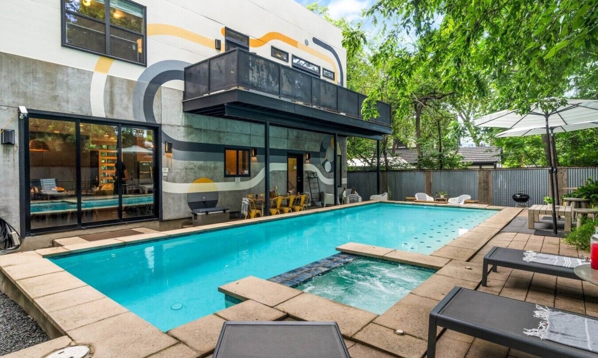 Zilker House | Welcome to your ultimate large-group retreat! Whether you’re celebrating a reunion, a weekend getaway, or a special occasion — this spacious 8-bedroom home comfortably sleeps up to 16 guests, combining comfort, fun and convenience all in one place.