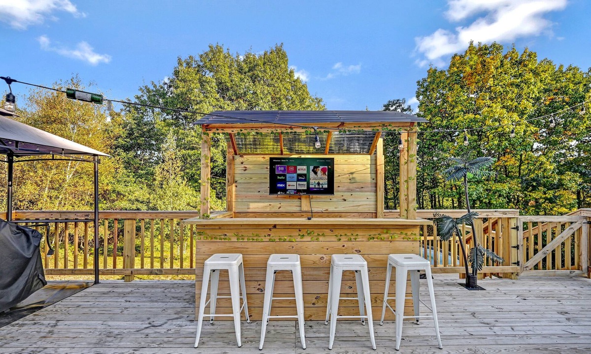 Effort House | Your Ultimate Fun Getaway, Largest Backyard in the Poconosn