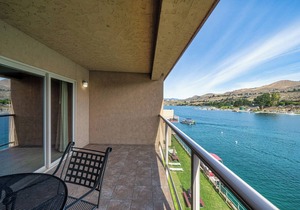Grandview 644 Waterfront condo on Lake Chelan in Chelan