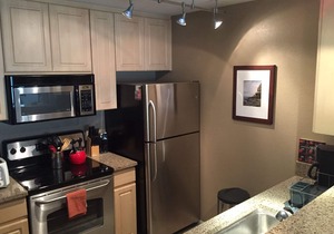 Great Top-Floor Condo Heart of Little Italy -Secure Parking