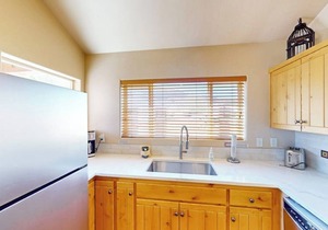 Modern Townhome with Seasonal Pool and Hot Tub - Views and Hiking Nearby