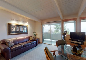 Mountain-view studio on Flathead Lake with jetted tub & swimming docks in Bigfork