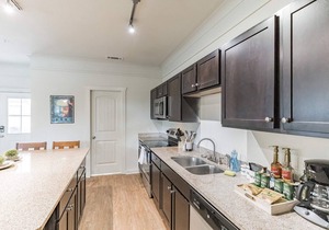 NEW Spacious 6BD Apt - Family Friendly Retreat