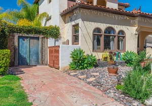Private oasis w/ jacuzzi 10mn away from the beach and downtown