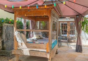 Private oasis w/ jacuzzi 10mn away from the beach and downtown