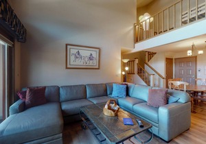 Spacious condo with great location, pool, hot tub, & sauna in Keystone