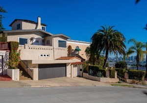 Spacious Home with view of Downtown and the Beach