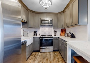 Updated condo w/private hot tub/shared pool, easy walk to beach & bay
